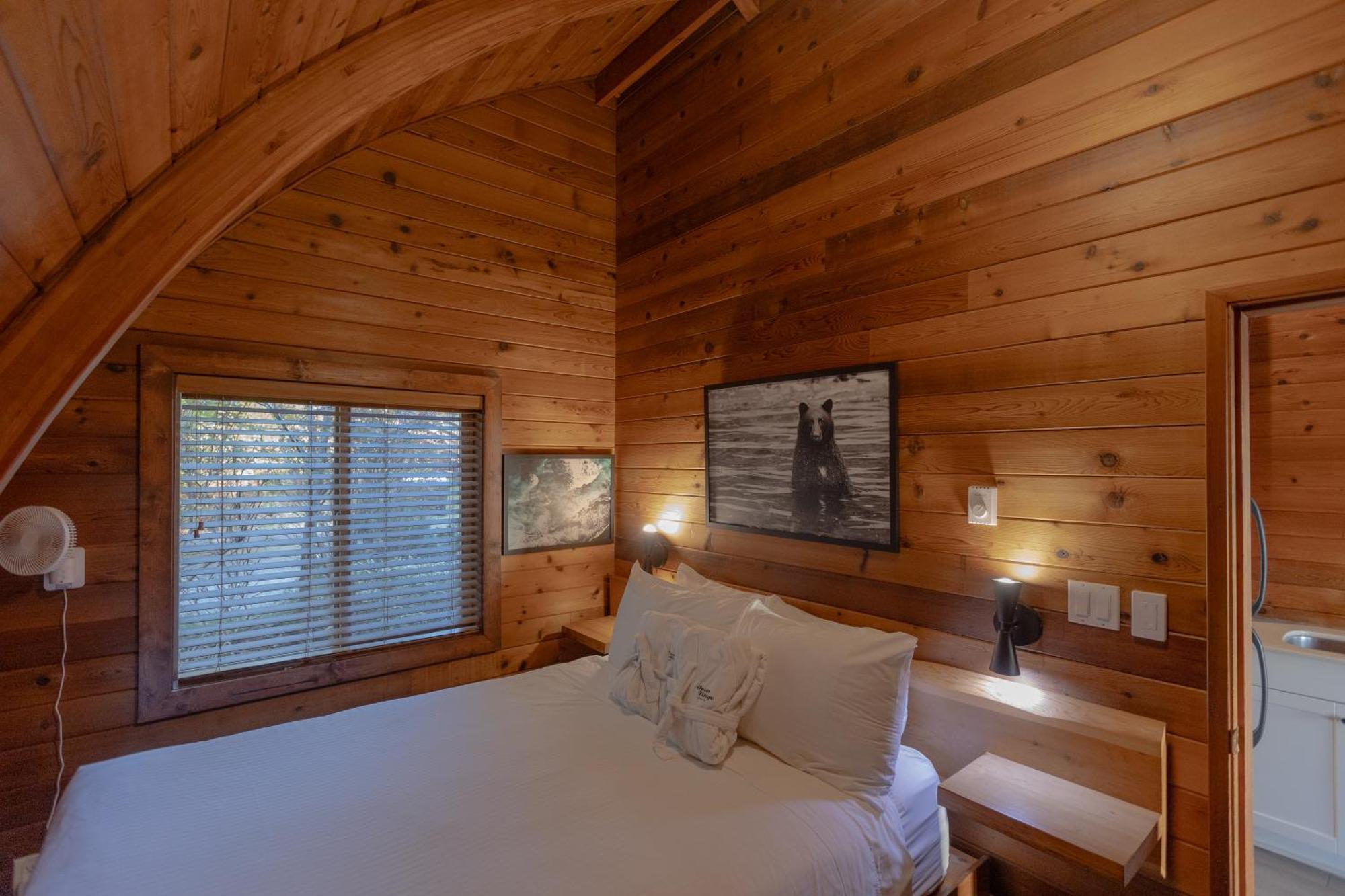 Ocean Village Resort Tofino Exterior foto